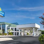 Days Inn & Suites By Wyndham Savannah Midtown